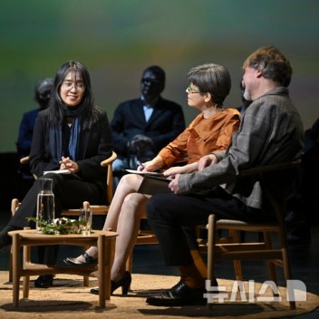 한강, 노벨 낭독의 밤 행사서 깜짝 낭독
