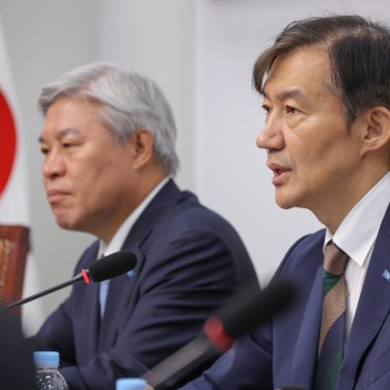 조국 “검찰개혁, 오래 전부터 추진된 민주정부 과제…드디어 실현”