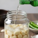 마늘에 소주 한 컵 부어 ‘뚝딱’…식탁 위 ‘만능 반찬’으로 변신 [FOOD+]