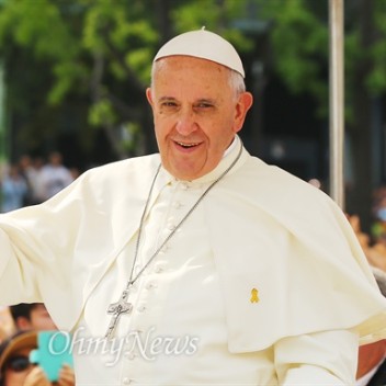 고통 앞에서 중립 지키는 정치인들... 그리고 윤여정의 '용기'