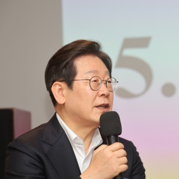 광주 찾은 이재명 "5·18 정신, 헌법에 꼭 담아야"