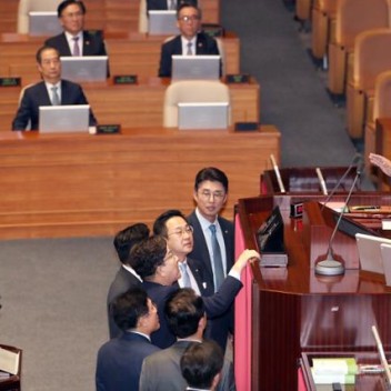 한덕수에 호통 친 우원식 "해야 할 일과 말아야 할 일 구분하라"