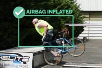 요즘 파리지앵의 필수품! 자전거 에어백?