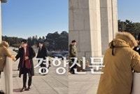 한동훈 “오늘 국민만 생각해야”···‘찬성 시위’ 김상욱에 목도리 둘러주기도